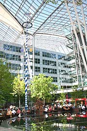 Hoher Maibaum im Airbräu (Foto: Martin Schmitz)
